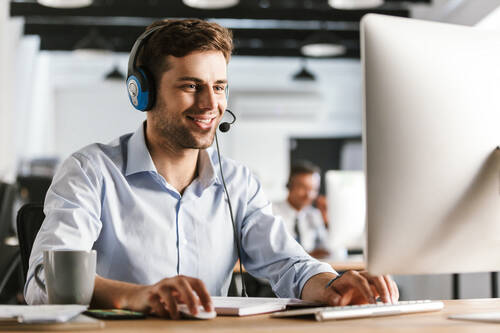 Photo young worker man 20s wearing office clothes headset smiling talking with clients call center